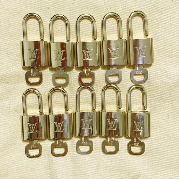 LOUIS VUITTON LV 10 SET PADLOCK KEY CHARM CADENA GOLD-PLATED FRANCE - Picture 1 of 6